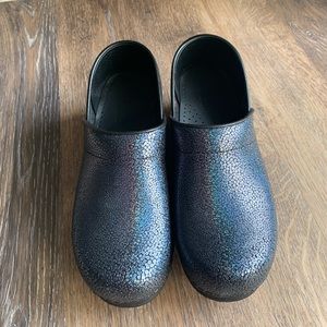 NWOB Sanita 39 Blue Iridescent Pebbled Clogs